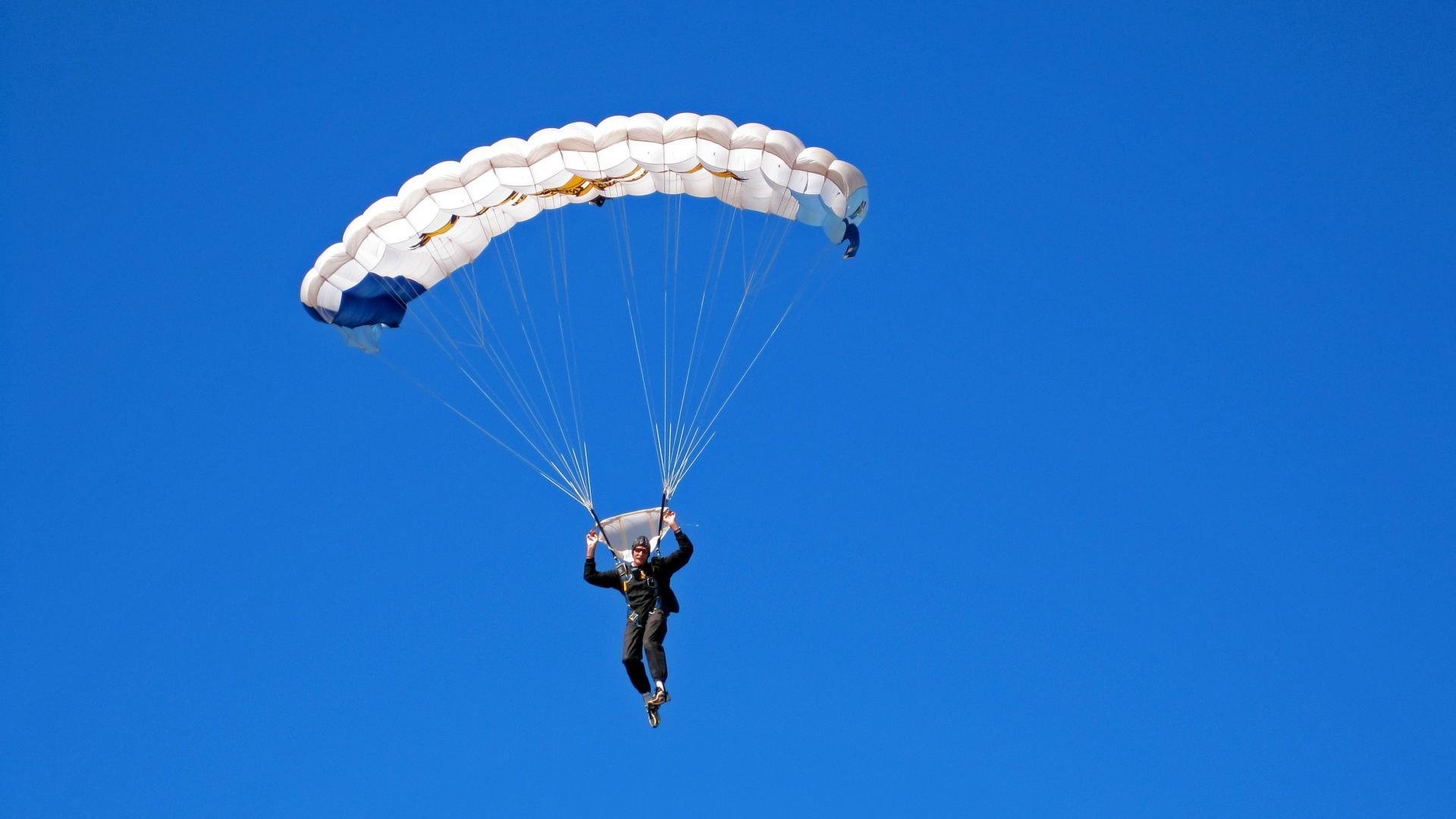 “雨天室内替代跑训练赛” 跑者在走廊和车库坚持计划